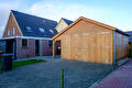 Dubbele houten garage met extra hoge deuren en wanden