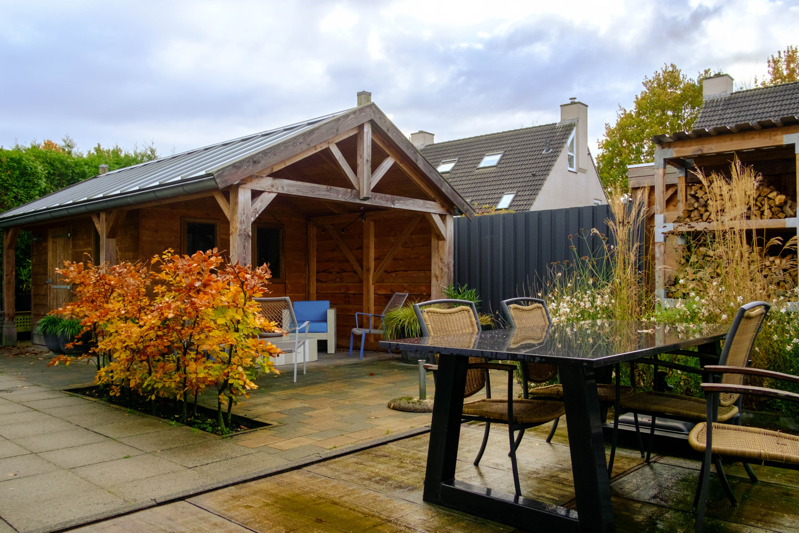 Uithoudingsvermogen onderschrift lavendel Robuuste houten tuinschuur met overkapping - Nieuweschuur